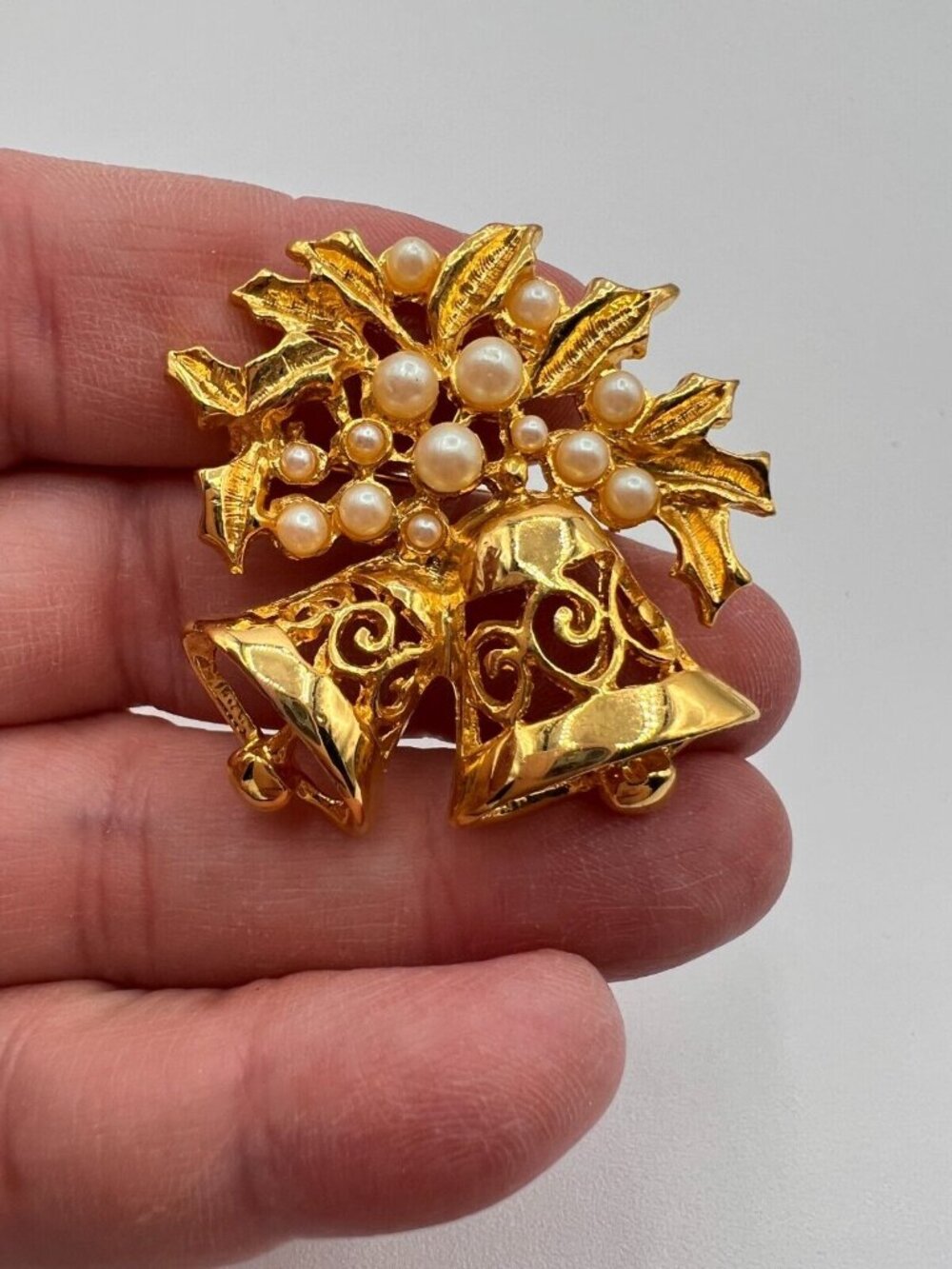 Vintage Christmas Brooches Pins Set of 13 Metal Stone Plastic Unsigned - Picture 5 of 16